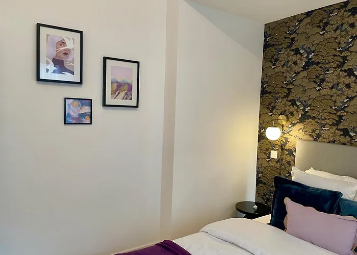 Newly Renovated Aparment - - Pets Welcome *